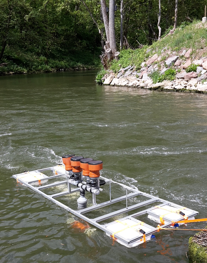 Feldversuch mit DEGREEN-Generatoren in einem Fließgewässer.